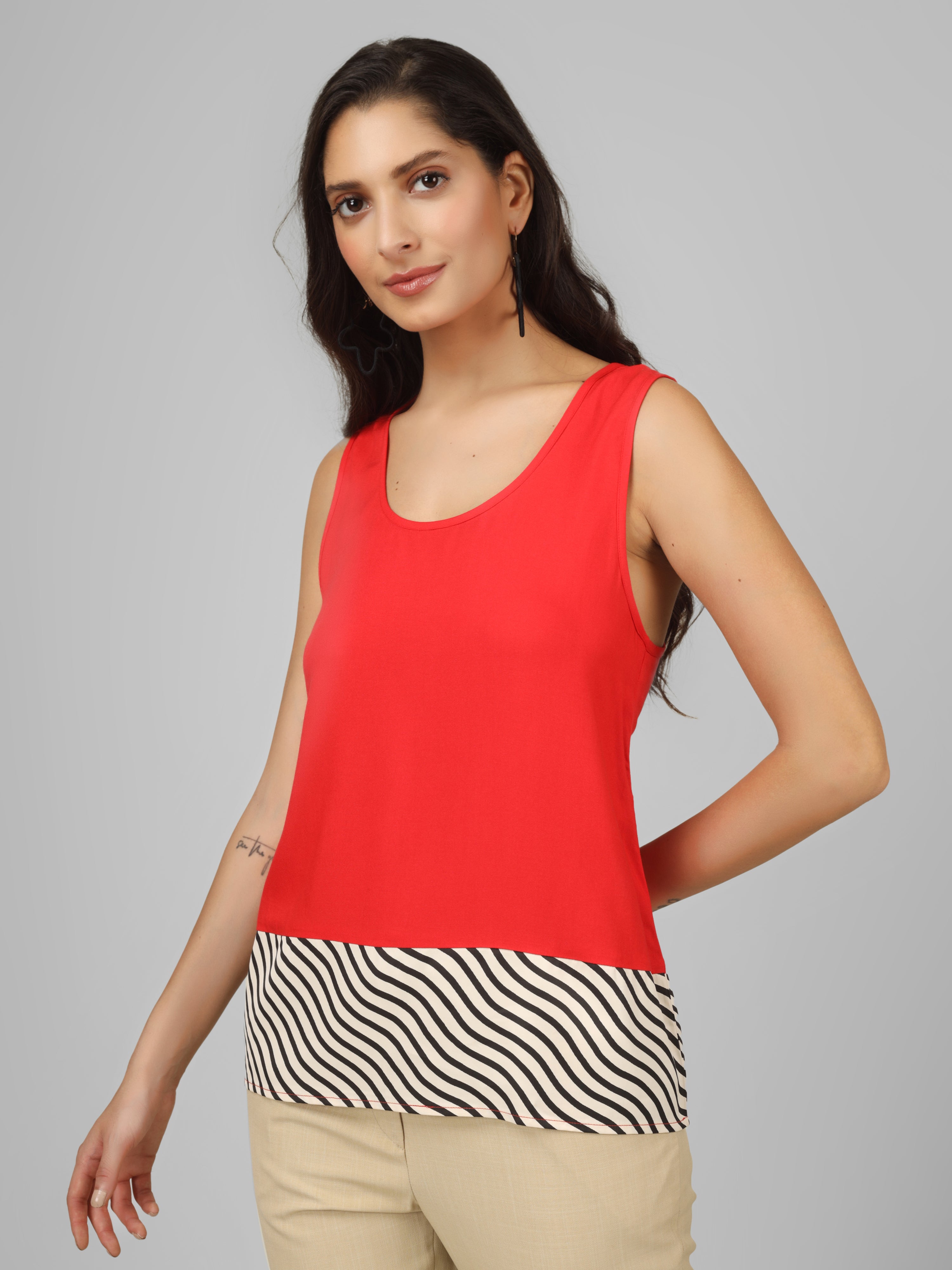 Color Block Wave-Hem Sleeveless Top